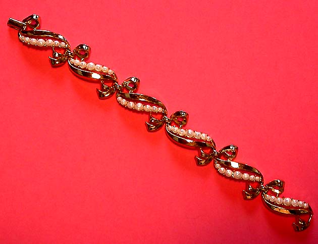 a beautiful vintage costume jewelry Crown Trifari vintage bracelet