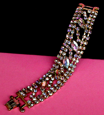 a beautiful vintage costume jewelry bracelet unsigned
