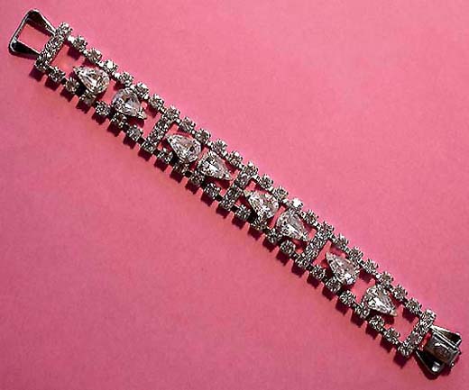 a beautiful vintage costume jewelry bracelet Weiss