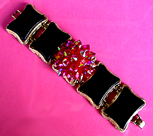 a beautiful vintage costume jewelry bracelet Unsigned