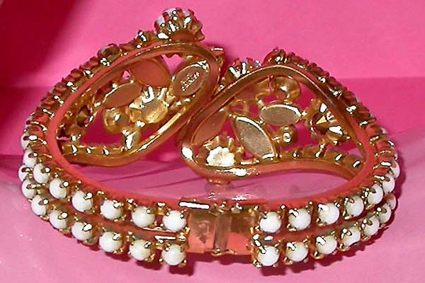 a beautiful vintage costume jewelry rhinestone bracelet