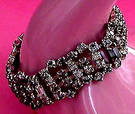 a beautiful vintage costume jewelry bracelet unsigned