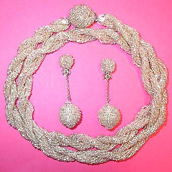 a beautiful vintage costume jewelry necklace unsigned