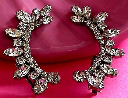 a beautiful vintage costume jewelry earrings unsigned