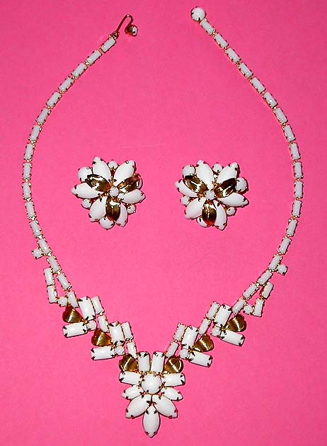 a beautiful vintage costume jewelry lucite necklace