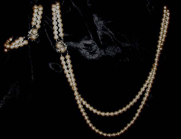 a beautiful vintage costume jewelry necklace unsigned