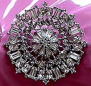a beautiful vintage costume jewelry Bridal Brooch unsigned