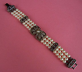 a beautiful vintage costume jewelry Juliana bracelet unsigned