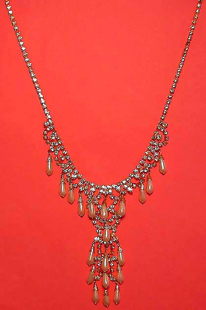 a beautiful vintage costume bridal jewelry necklace unsigned