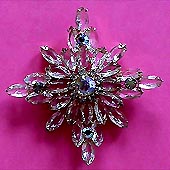 a beautiful vintage costume jewelry Brooch unsigned