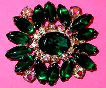 a beautiful vintage costume jewelry Brooch unsigned