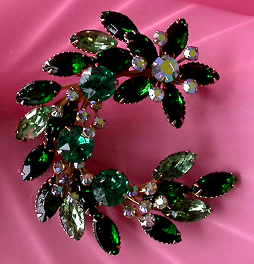 a beautiful vintage costume jewelry brooch unsigned