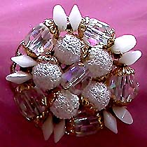 a beautiful vintage costume jewelry Judy Lee Brooch unsigned