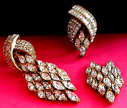 a beautiful VINTAGE COSTUME ESTATE ANTIQUE JEWELRY EARRINGS unsigned