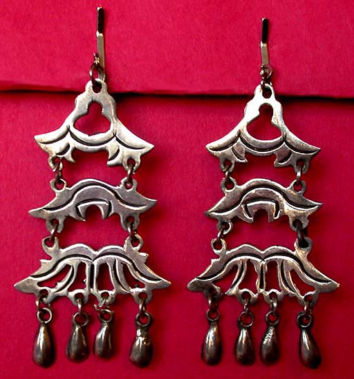 a beautiful VINTAGE COSTUME ESTATE ANTIQUE JEWELRY EARRINGS signed Mexico