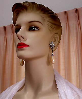 a beautiful VINTAGE COSTUME ESTATE ANTIQUE JEWELRY EARRINGS unsigned