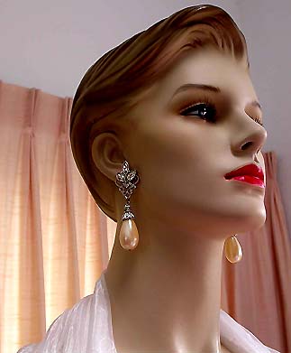 a beautiful VINTAGE COSTUME ESTATE ANTIQUE JEWELRY EARRINGS unsigned