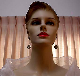 a beautiful VINTAGE COSTUME ESTATE ANTIQUE JEWELRY EARRINGS unsigned