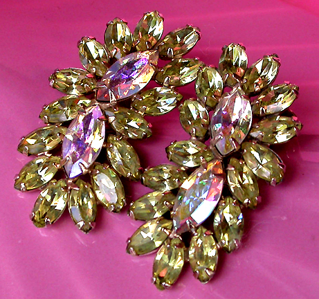 a beautiful VINTAGE COSTUME ESTATE ANTIQUE JEWELRY EARRINGS unsigned