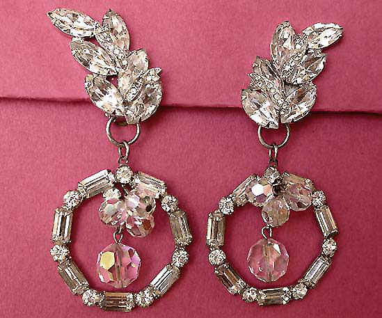 a beautiful VINTAGE COSTUME ESTATE ANTIQUE JEWELRY EARRINGS Weiss