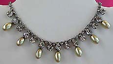 a beautiful vintage costume jewelry necklace Unsigned