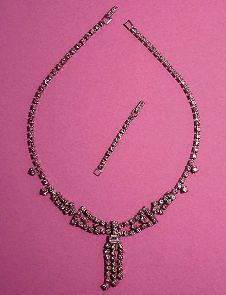a beautiful vintage costume jewelry necklace Kramer