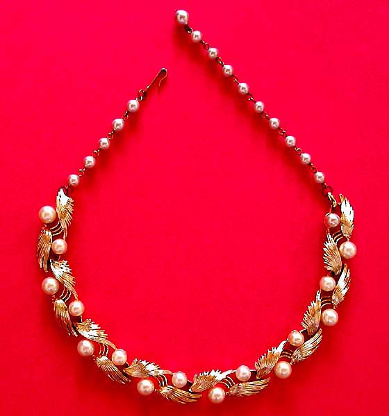 a beautiful vintage costume jewelry necklace Lisner