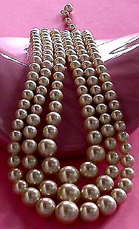 a beautiful vintage costume jewelry necklace unsigned