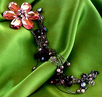 a beautiful vintage costume jewelry necklace unsigned