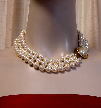 a beautiful vintage costume jewelry necklace unsigned