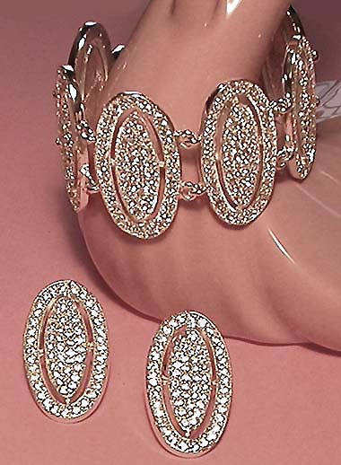 a beautiful vintage costume jewelry necklace Napier