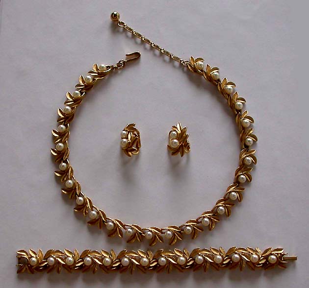 a beautiful vintage costume jewelry necklace Juliana