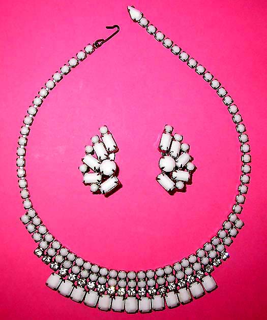 a beautiful vintage costume jewelry necklace Weiss