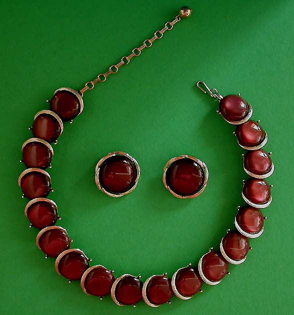 a beautiful vintage costume jewelry lucite necklace